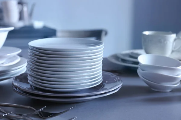 Белые блюда на сером столе — стоковое фото