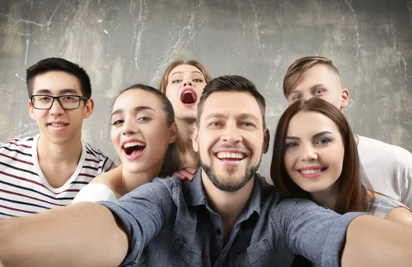 Happy jonge vrienden nemen selfie — Stockfoto