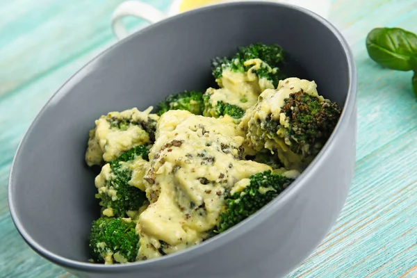 Witte plaat van heerlijke broccoli — Stockfoto