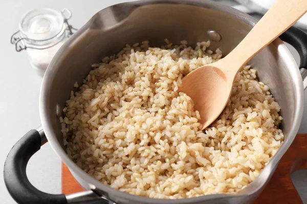 Приготований коричневий рис у каструлі — стокове фото