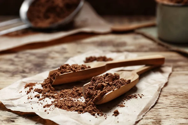 Cuillères en bois avec poudre de cacao — Photo