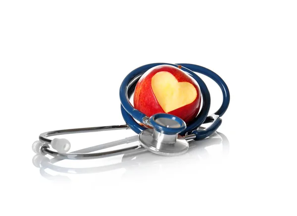 Pomme avec coupe en forme de cœur et stéthoscope — Photo