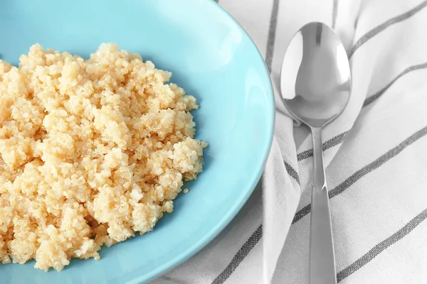 Quinoa yulaf lapası ile mavi tabak 