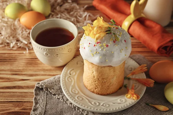 Plate with Easter cake and cup — Stock Photo, Image