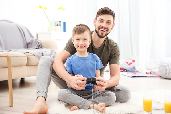 Ojciec i syn grają w gry wideo. — Zdjęcie stockowe