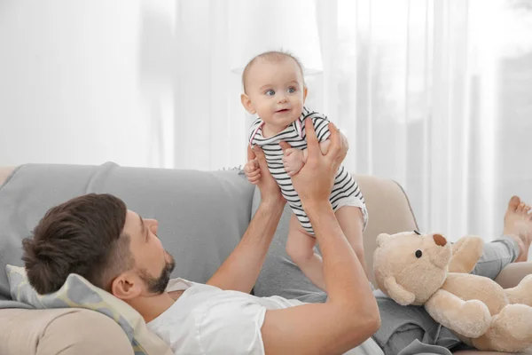 Padre acostado con linda hija bebé — Foto de Stock