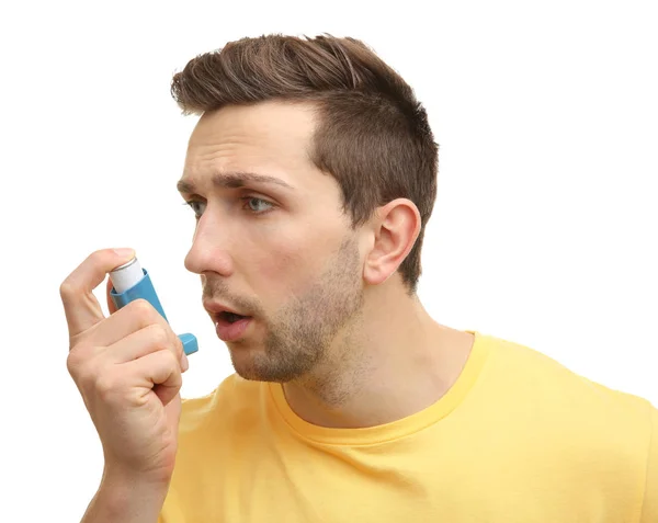 Νεαρός άνδρας που χρησιμοποιούν συσκευή εισπνοής — Φωτογραφία Αρχείου