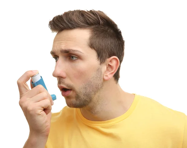 Hombre joven usando inhalador — Foto de Stock