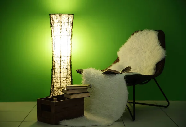 Wiklinowe krzesło, lampa i drewniane pudełko — Zdjęcie stockowe