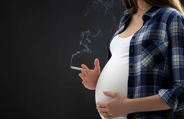 Wanita hamil merokok rokok — Stok Foto