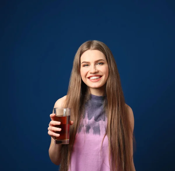 주스를 마시는 젊은 여자 — 스톡 사진