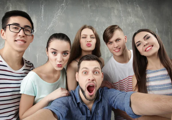 Prieteni tineri fericiți care fac selfie — Fotografie, imagine de stoc