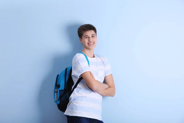 Menino adolescente com mochila — Fotografia de Stock