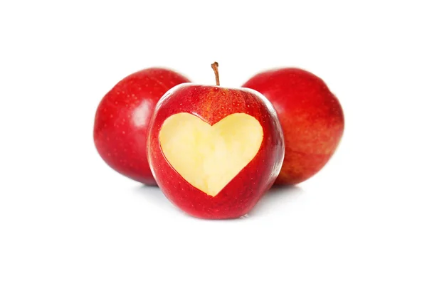 Manzana con corte en forma de corazón —  Fotos de Stock