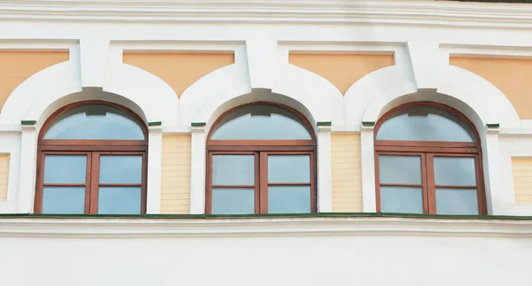 Будівля з сучасними вікнами — стокове фото