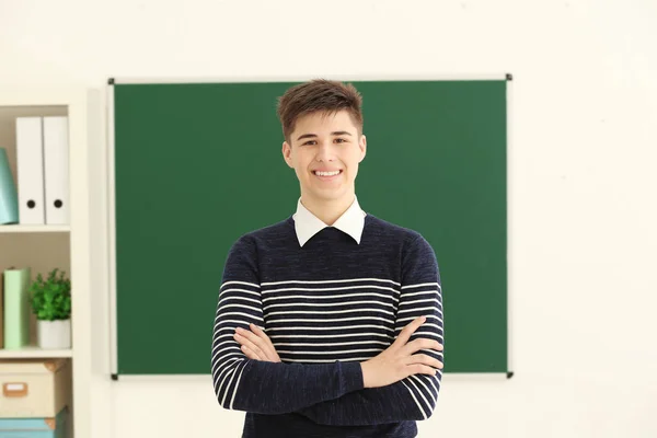 Lachende schooljongen met gekruiste armen — Stockfoto