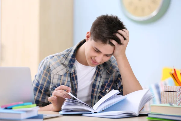 Tiener studeren thuis — Stockfoto