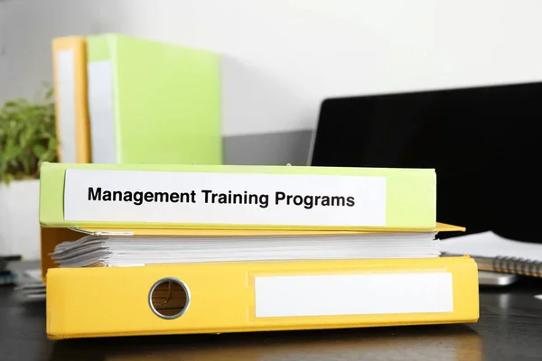 Folder Eticheta Programe Training Management Masa Din Lemn — Fotografie, imagine de stoc