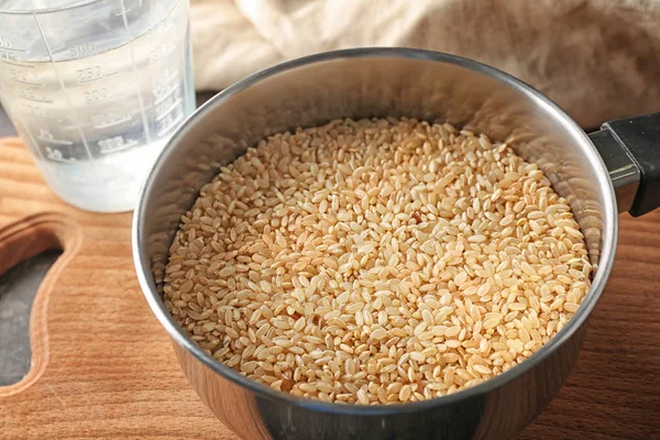 Кастрюля с коричневым рисом — стоковое фото