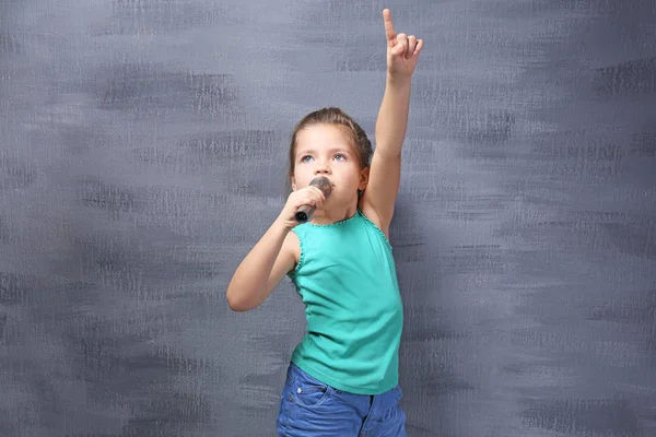Schattig klein meisje met microfoon — Stockfoto