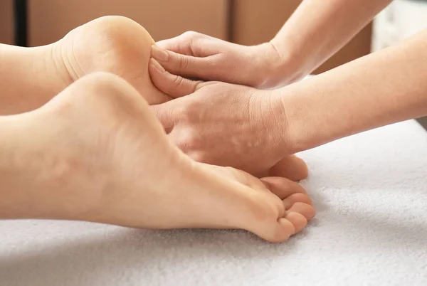 Jonge vrouw ontvangende voetmassage — Stockfoto