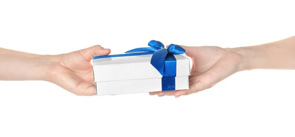Manos dando y recibiendo caja de regalo —  Fotos de Stock