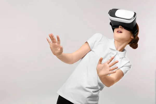 Mädchen mit Virtual Reality Headset — Stockfoto