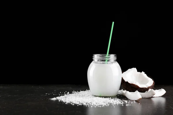 Komposition mit frischer Kokosmilch — Stockfoto