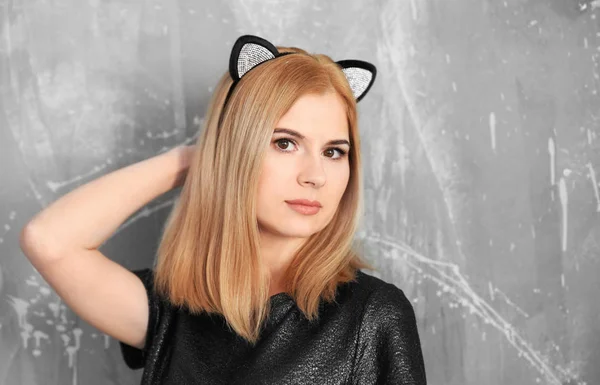 Krásná mladá žena s kočičí uši — Stock fotografie