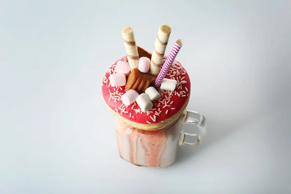 Milkshake, ciambelle e dolci in vetro — Foto Stock