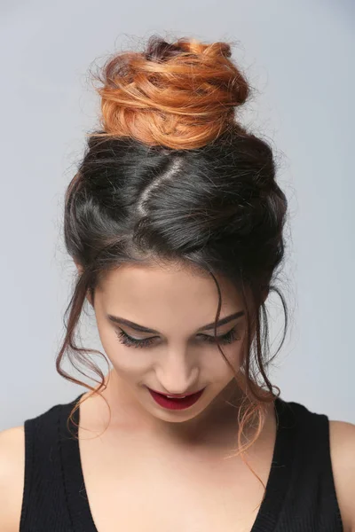 Gyönyörű fiatal nő modern frizurával — Stock Fotó