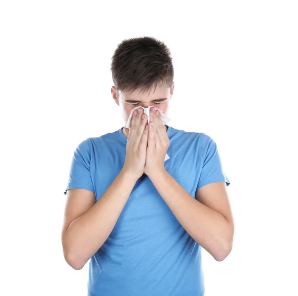 Młody człowiek dmuchanie nosa w tkance — Zdjęcie stockowe