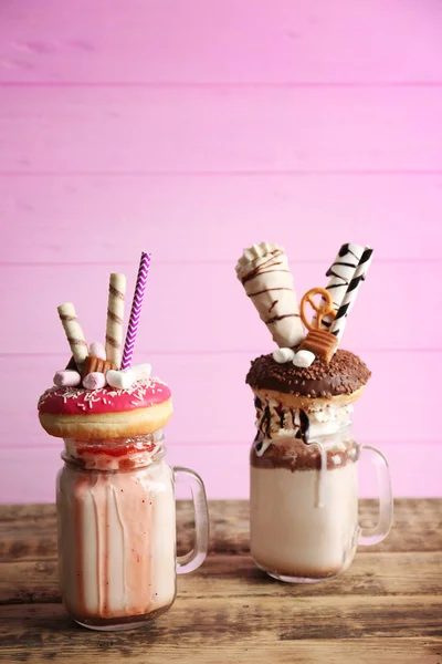 Milkshake, donut och godis i glas — Stockfoto