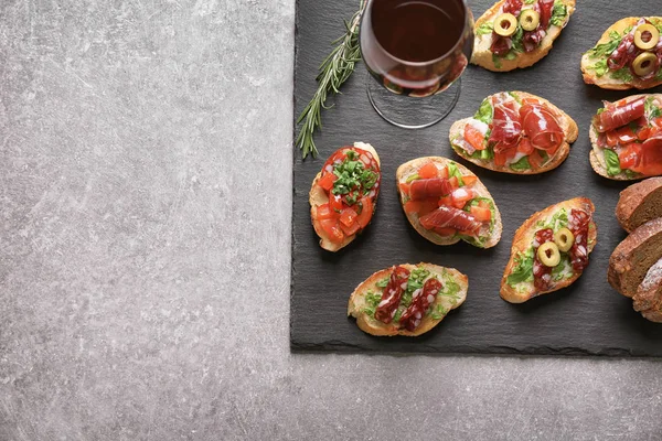 Tasty bruschetta served with wine — Stock Photo, Image