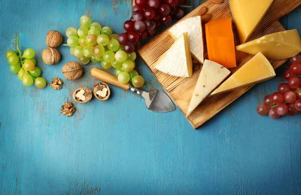 Tabla de quesos con uva y frutos secos — Foto de Stock