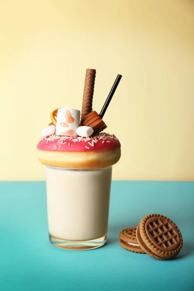 Batido, rosquilla y dulces en vaso — Foto de Stock