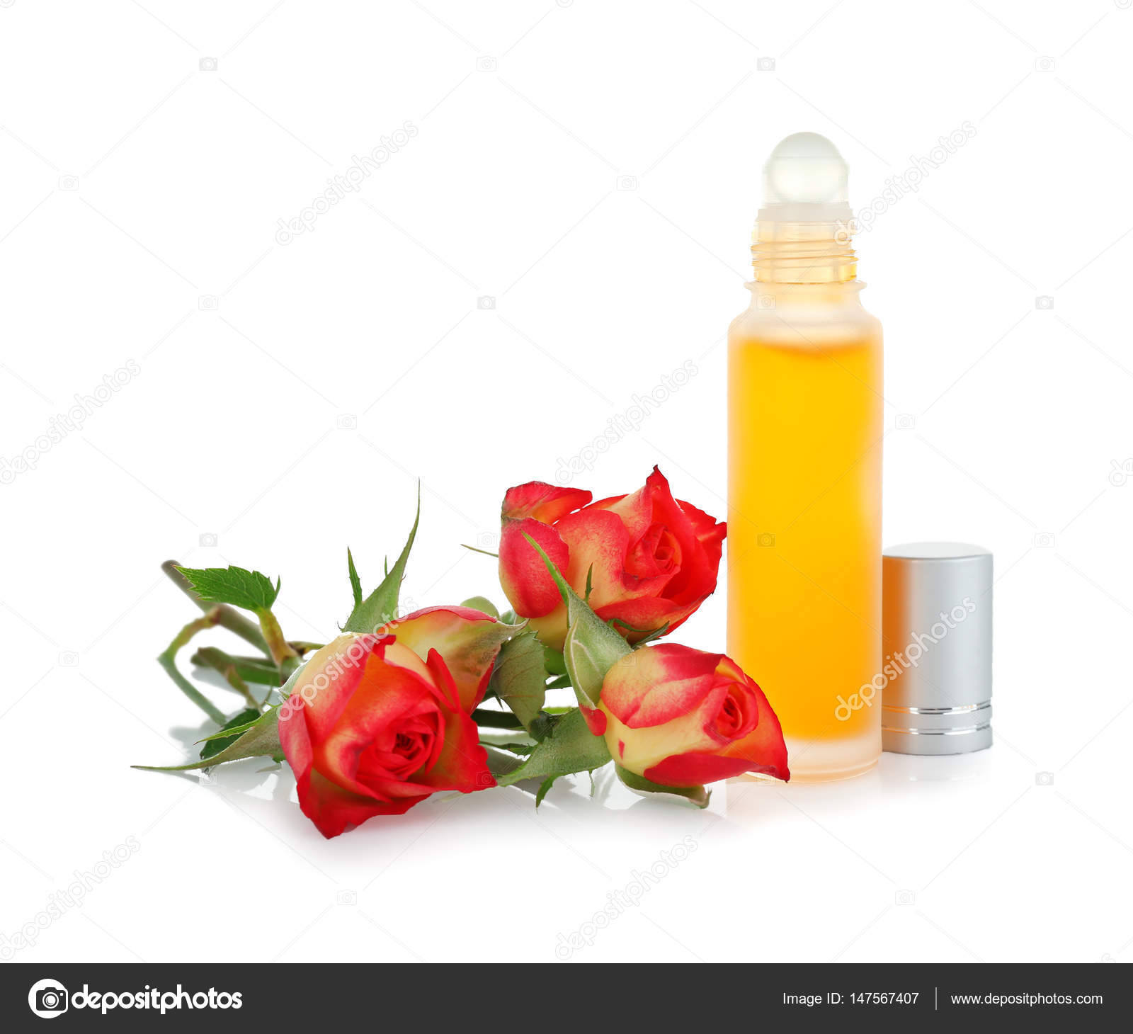 Bottle with perfume oil and rosebuds — Stock Photo © belchonock 147567407