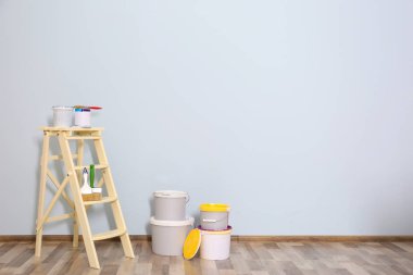 Boş odada duvar boyama için ayarla