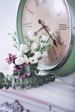 Taze çiçekler ile güzel kompozisyon 