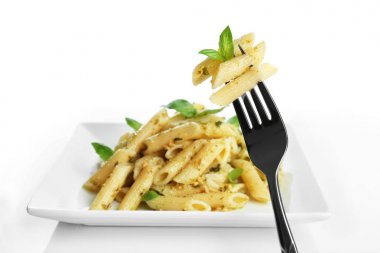 Makarna ve beyaz zemin üzerine tabak çatal