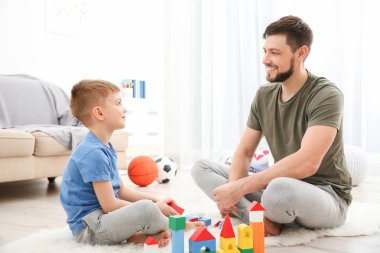 Baba oğluyla oynuyor. 