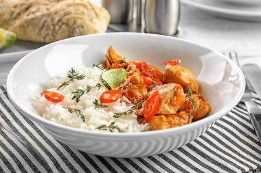 tavuk tikka masala ve pirinç 