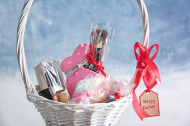 renkli Paskalya sepeti