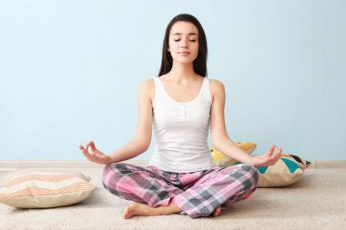 Yoga Çalışan Genç Kadın