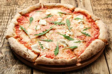 Taze malzemelerle dört peynirli pizza 