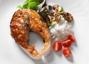 Sebzeli ızgara somon bifteği 