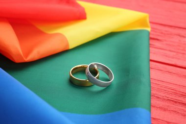 İki alyans ve gökkuşağı homoseksüel bayrağı 