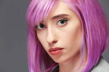 Boyalı saçlı güzel genç kadın  