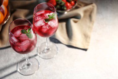 Lezzetli şarap spritzer gözlüklü