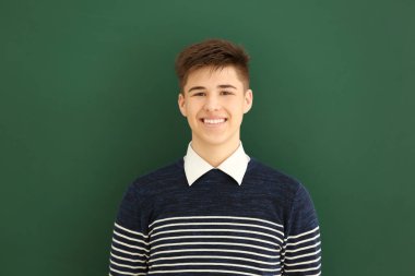 Blackboard yakınındaki gülümseyen okul çocuğu 